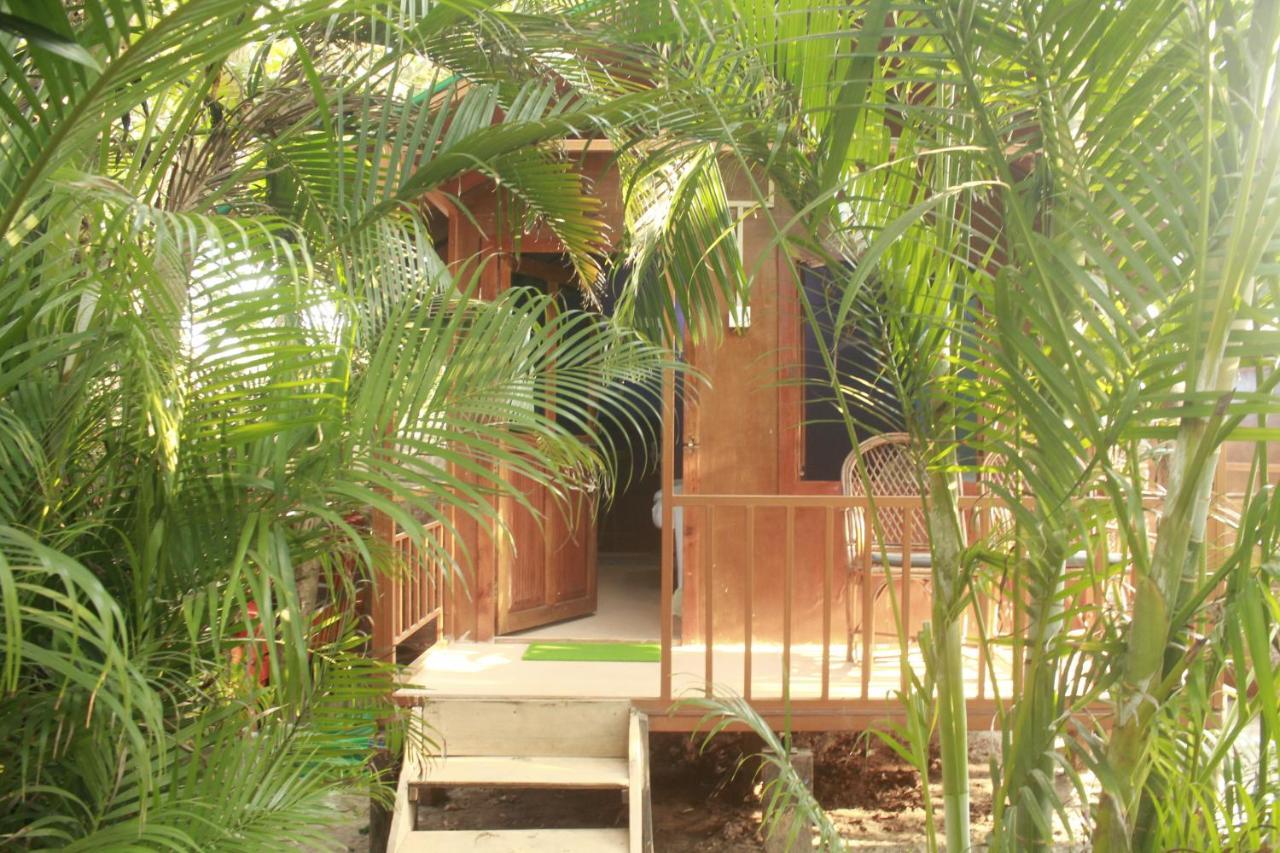 Sea Bird Beach Cafe & Cottages Morjim Exterior foto